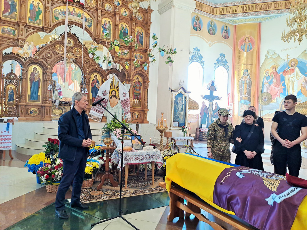 Слова «пізніше наберу» стали останніми: на Волині поховали Героя Віктора Лєньо