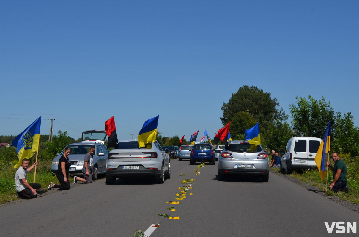 Сотні людей, прапори та квіти: востаннє додому повернувся Герой з Волині Степан Павлович