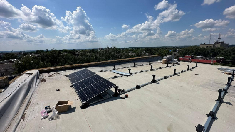 На даху ЦНАПу у Нововолинську встановлюють сонячні панелі