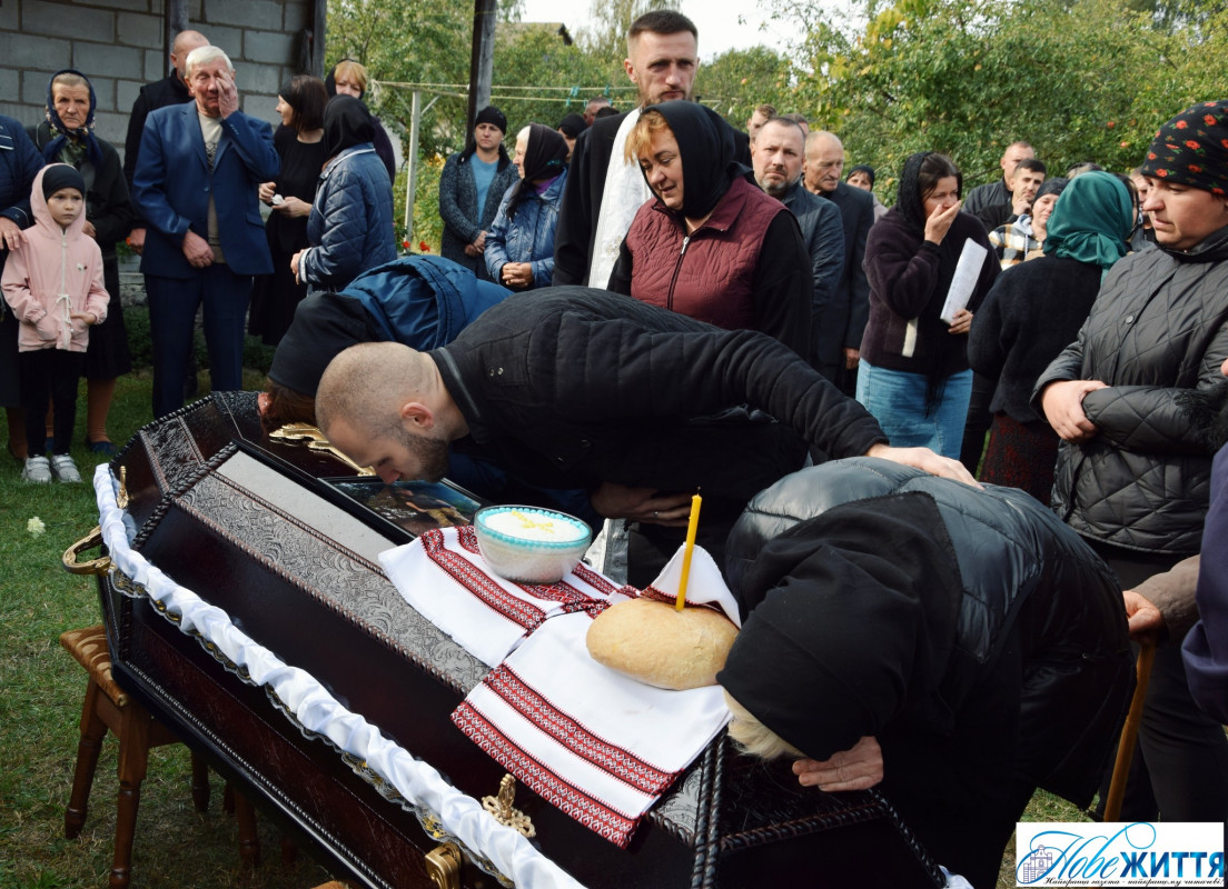 На колінах та зі сльозами проводжало усе село: на Волині попрощалися з Героєм  Віктором Швайкою