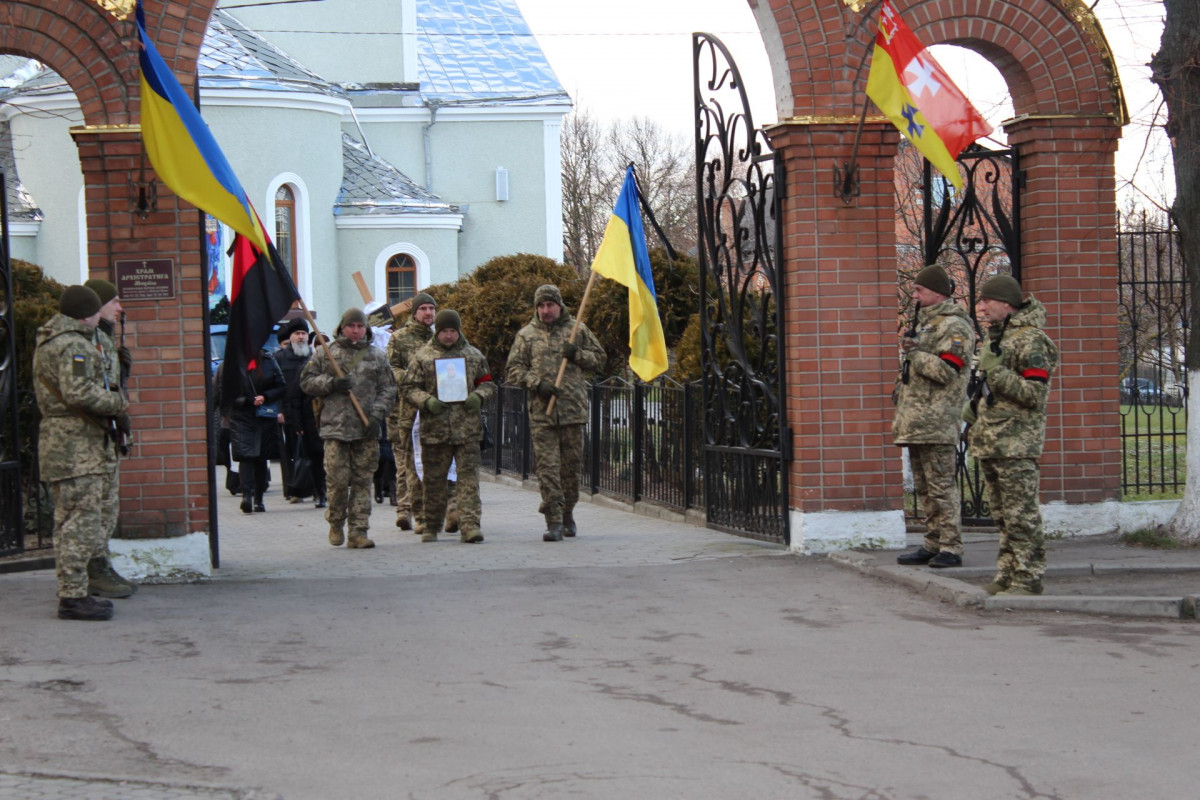 Весільний коровай розділили на кладовищі: на Волині попрощались з Героєм Павлом Бурцем