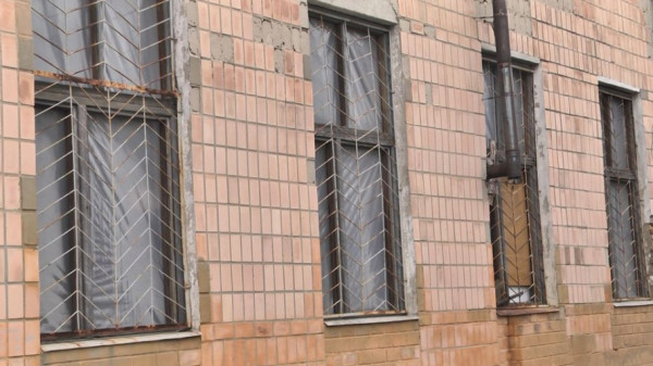 Місяць після ракетних ударів у Луцьку: в одному з пошкоджених будинків почали відновлювати дах