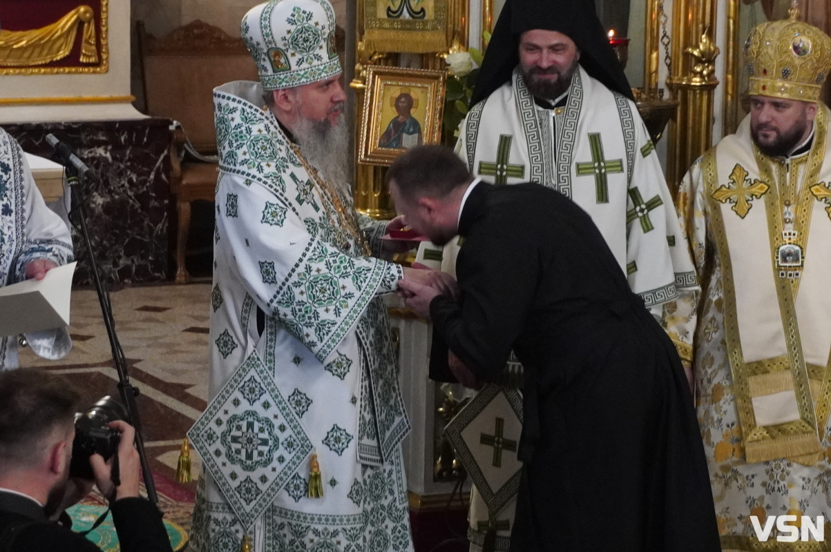 Хресна хода і спільна молитва: як минула літургія за участі Епіфанія у Луцьку. Фоторепортаж