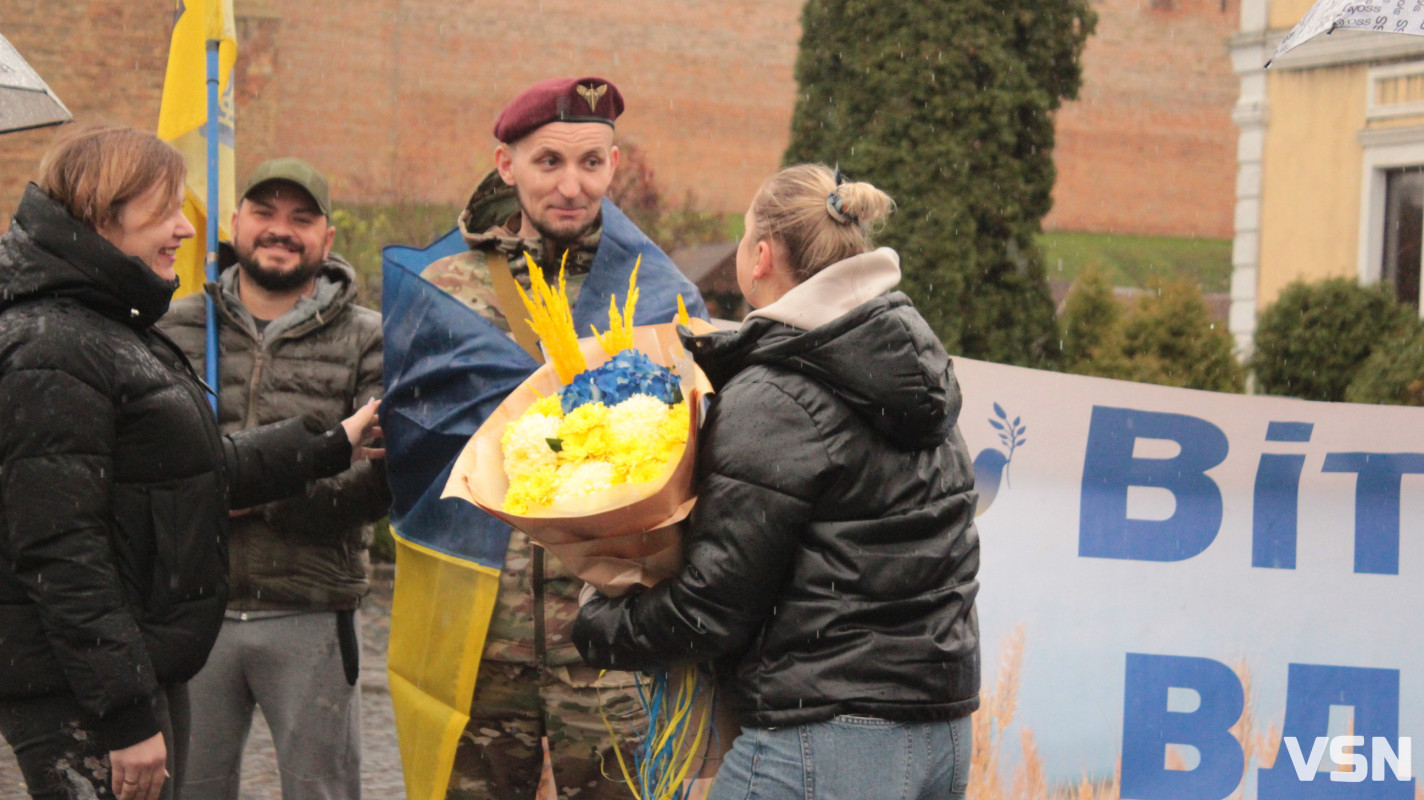 Після трьох років полону у Луцьку зустріли захисника Віталія Глєбова