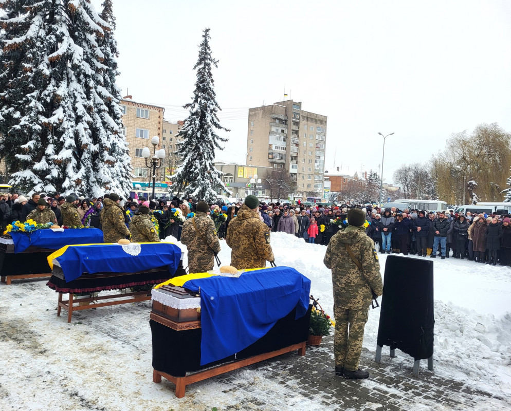 Чорний день: у громаді на Волині попрощалися відразу із трьома Героями