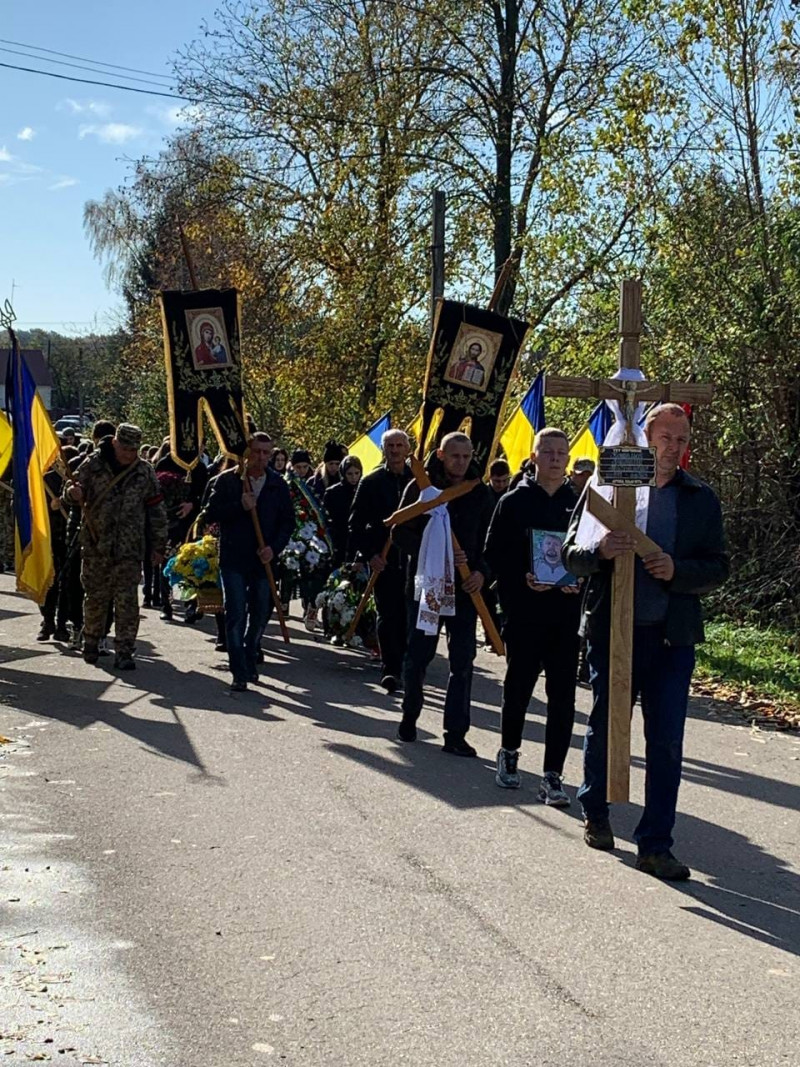 Ростив трьох синів: у Луцькому районі сотні людей прощалися з бойовим командиром Анатолієм Кошелюком