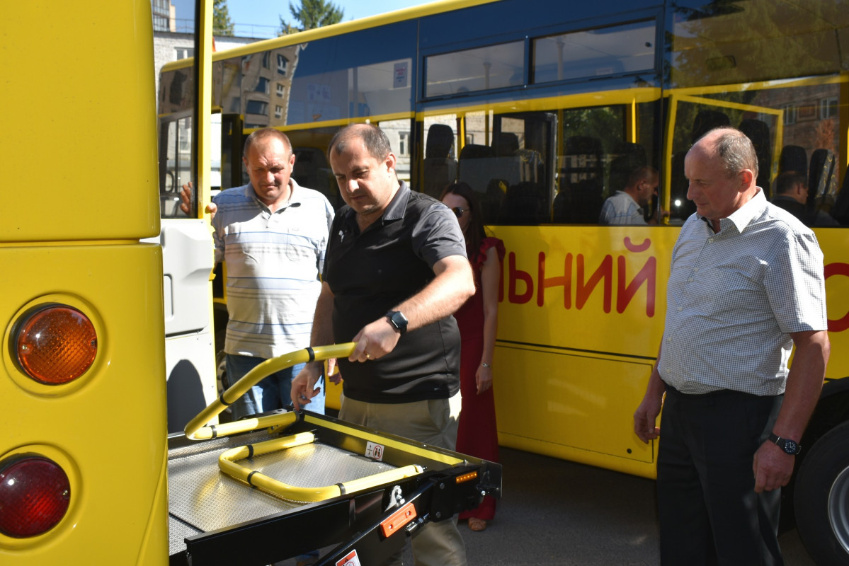 Волинські громади отримали нові спеціалізовані шкільні автобуси