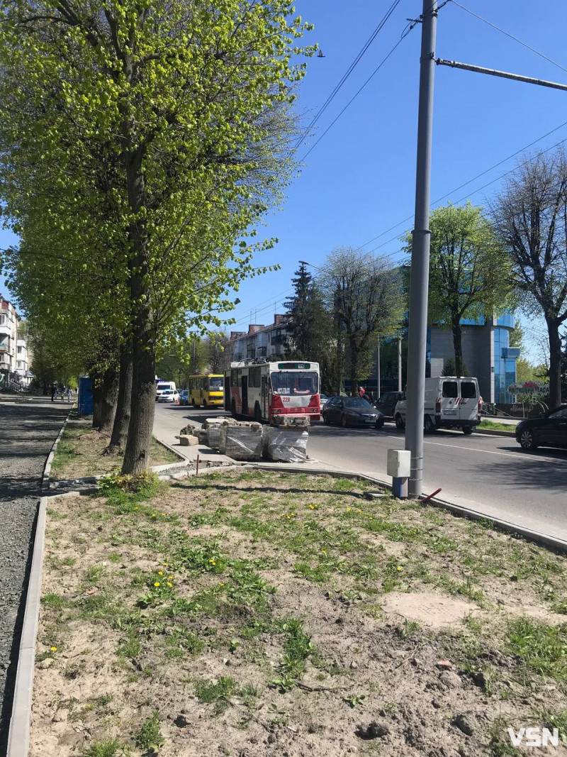 Посигналила водійка тролейбуса: у Луцьку велосипедист врізався у припарковану машину, він у лікарні