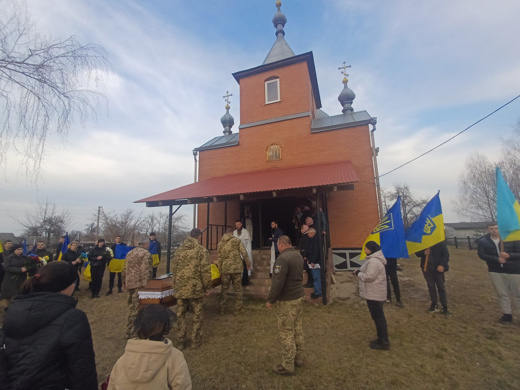 «Майже вісім довгих місяців рідні надіялися, що живий»: на Волині в останню дорогу провели Героя Олега Городюка