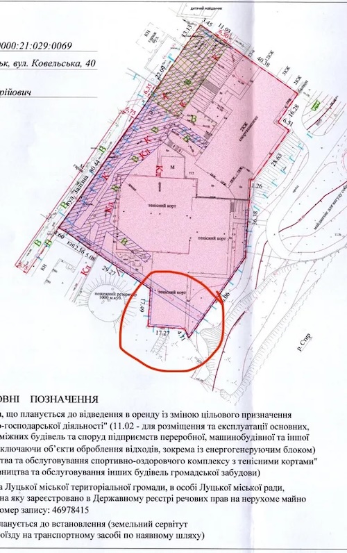 У Луцьку забудовник «відкусив» шмат комунальної землі під кортом - депутати забили тривогу