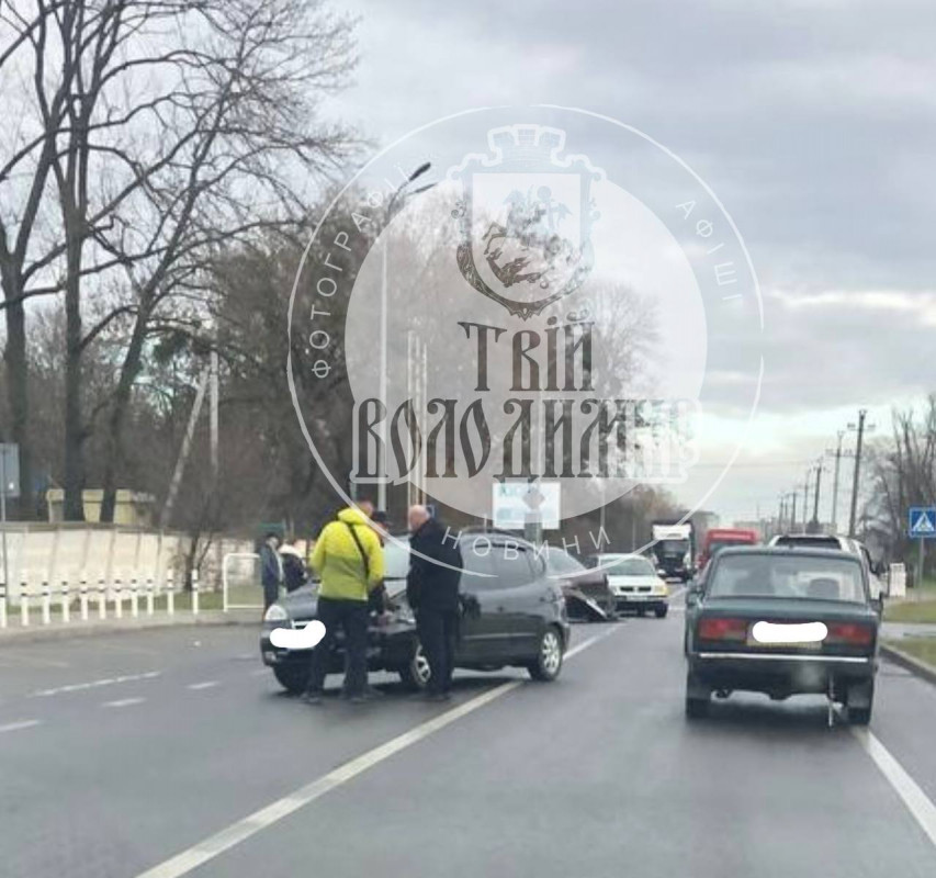 ДТП у місті на Волині: через аварію ускладнено рух на дорозі