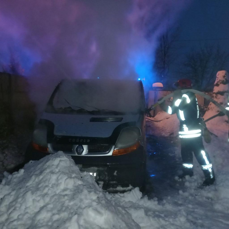 Пожежі, повалені дерева й застряглі авто: рятувальники ліквідували наслідки вогню і негоди на Волині