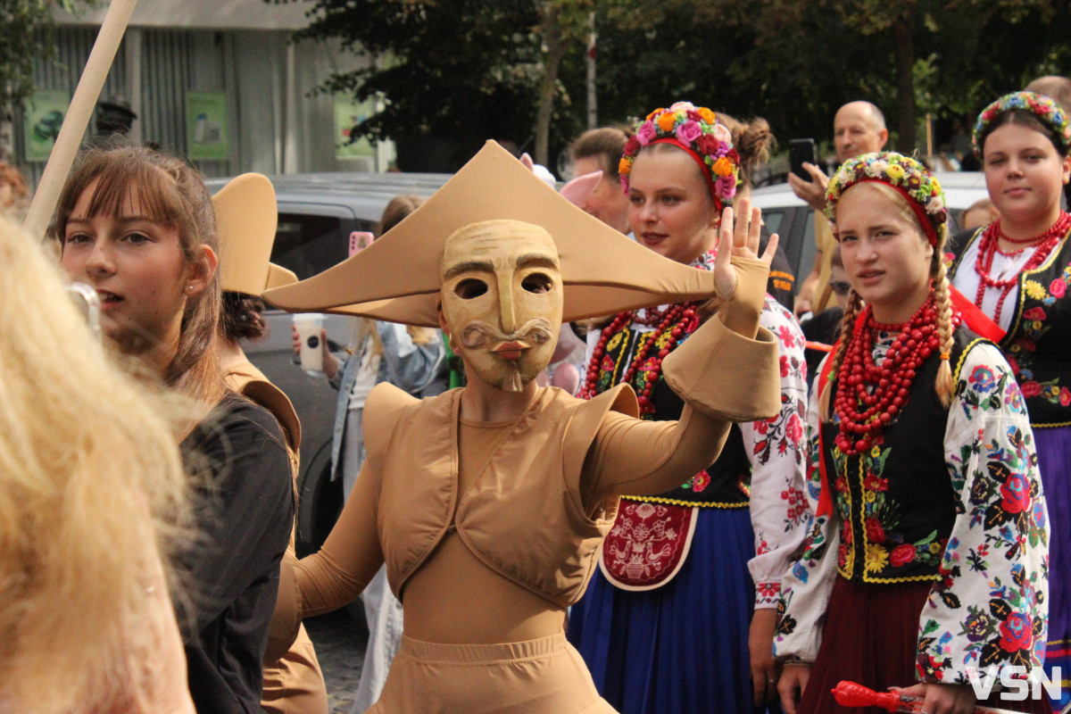 «Півстоліття творимо дива»: у Луцьку відбулася театральна хода. Фоторепортаж
