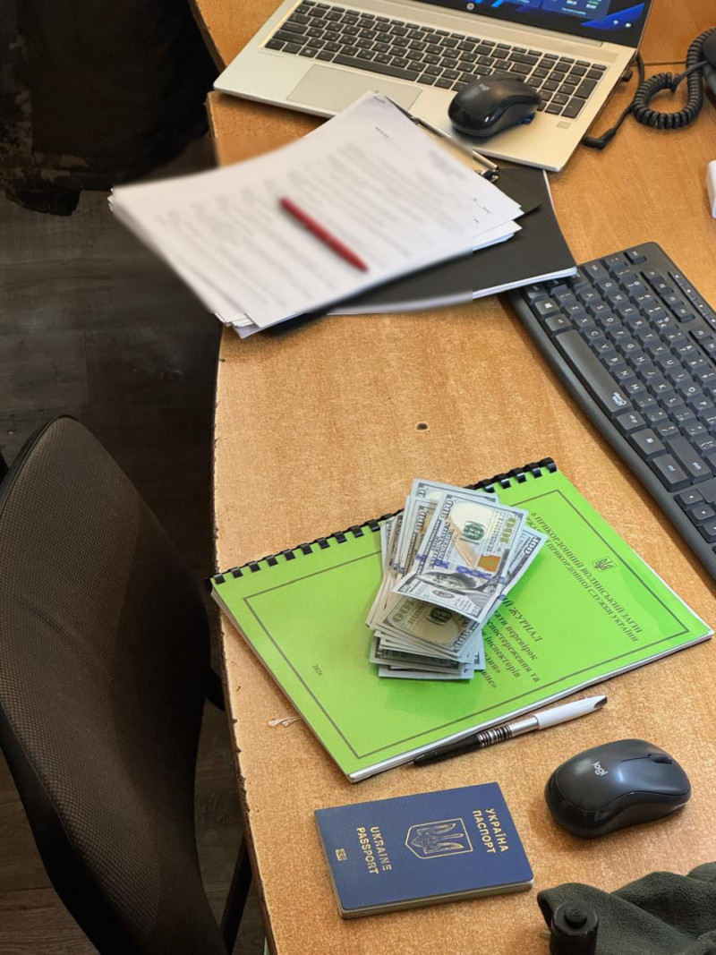 За кордон за дві тисячі доларів: 24-річний волинянин намагався підкупити прикордонника, аби виїхати з України