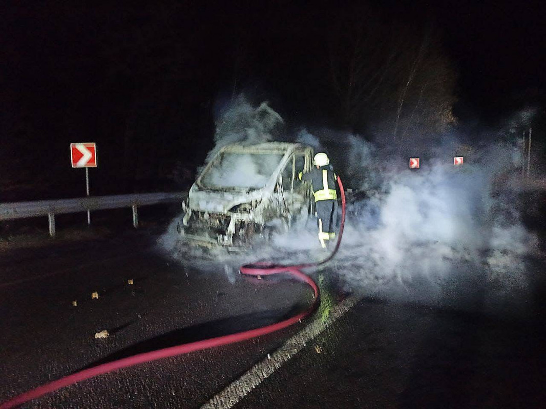 Загорілося під час руху: на Волині вщент згоріло авто. Фото