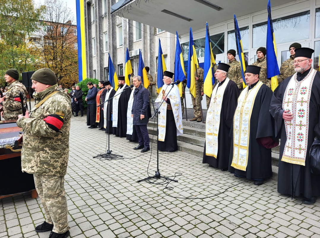 Один син - у полоні, інший - на передовій: на Волині попрощалися із  Героєм Ярославом Богданом