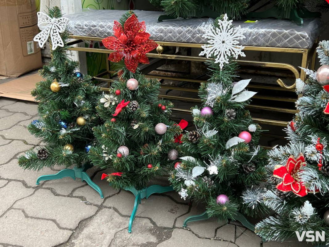 Скільки коштують штучні ялинки на ринку у Луцьку?