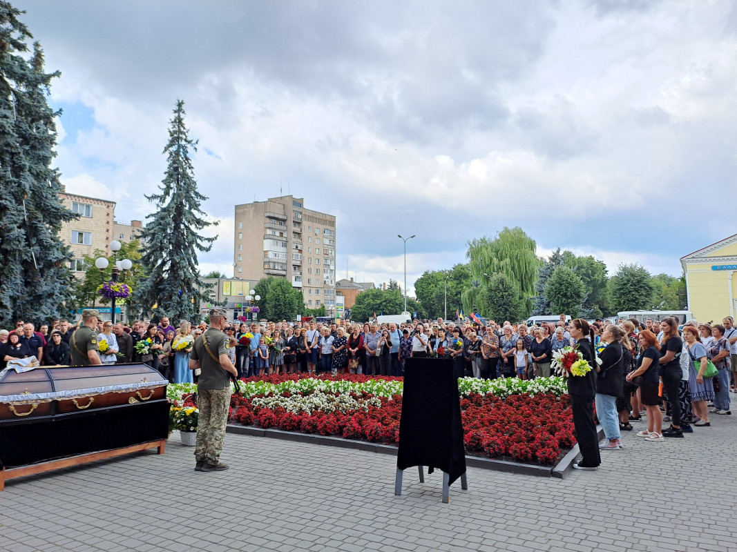 «Мамуль, не переживай, у медиків найменше шансів загинути на війні»: на Волині попрощались з Героєм Віталієм Кухарчуком