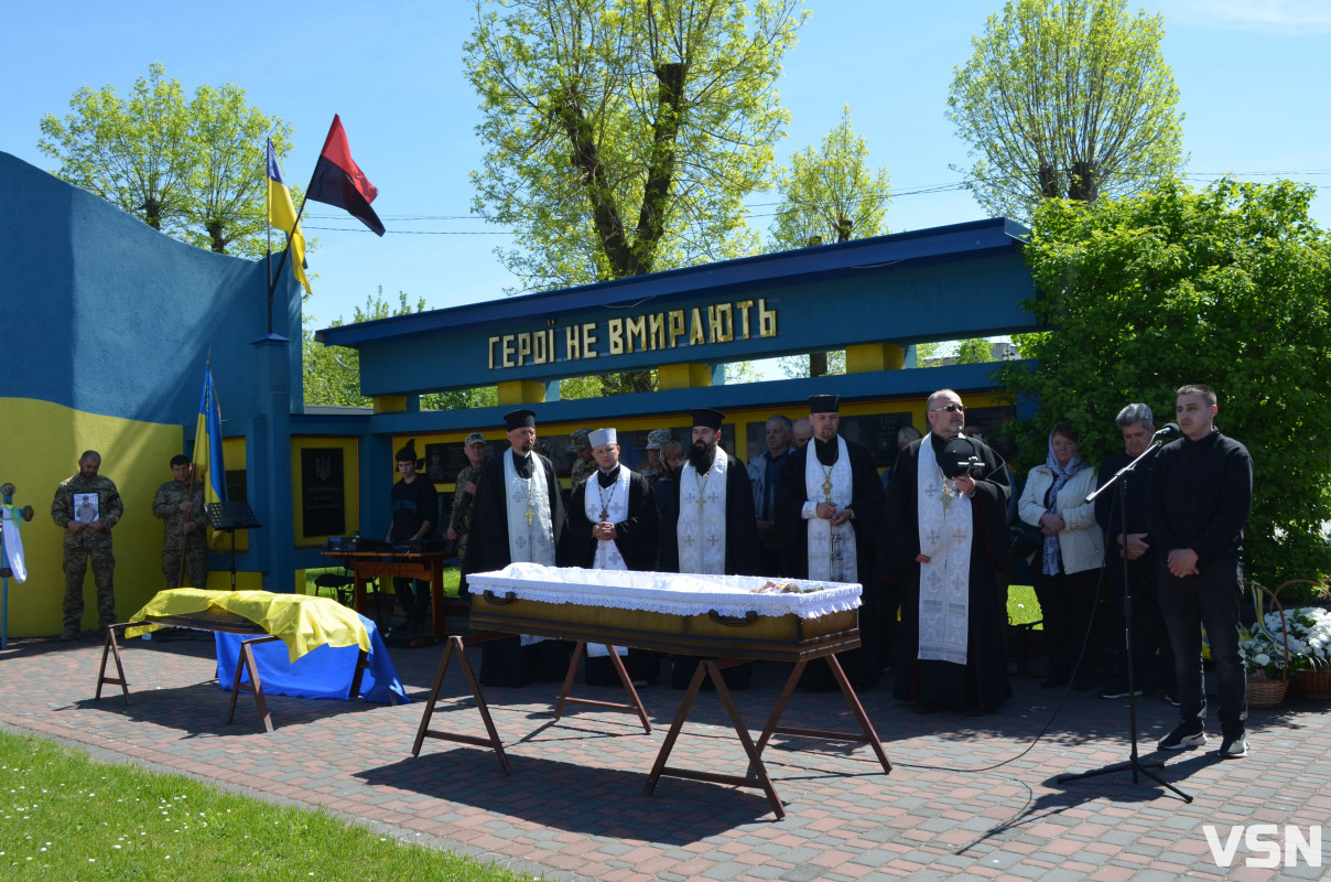 Був людиною, до якої тягнулося серце: на Волині попрощалися з 26-річним Героєм Дмитром Слюсарем