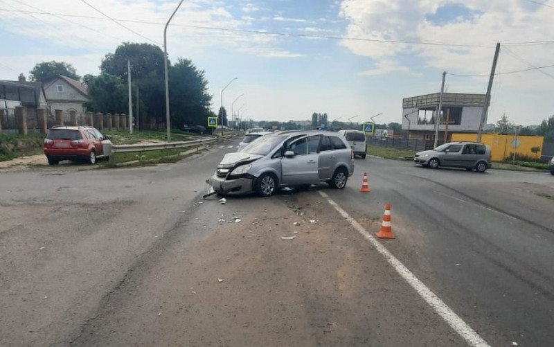 Біля Луцька - аварія, постраждала 12-річна дівчинка у лікарні