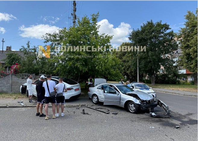 Від удару Tesla пробила паркан: у Луцьку зіткнулися дві автівки