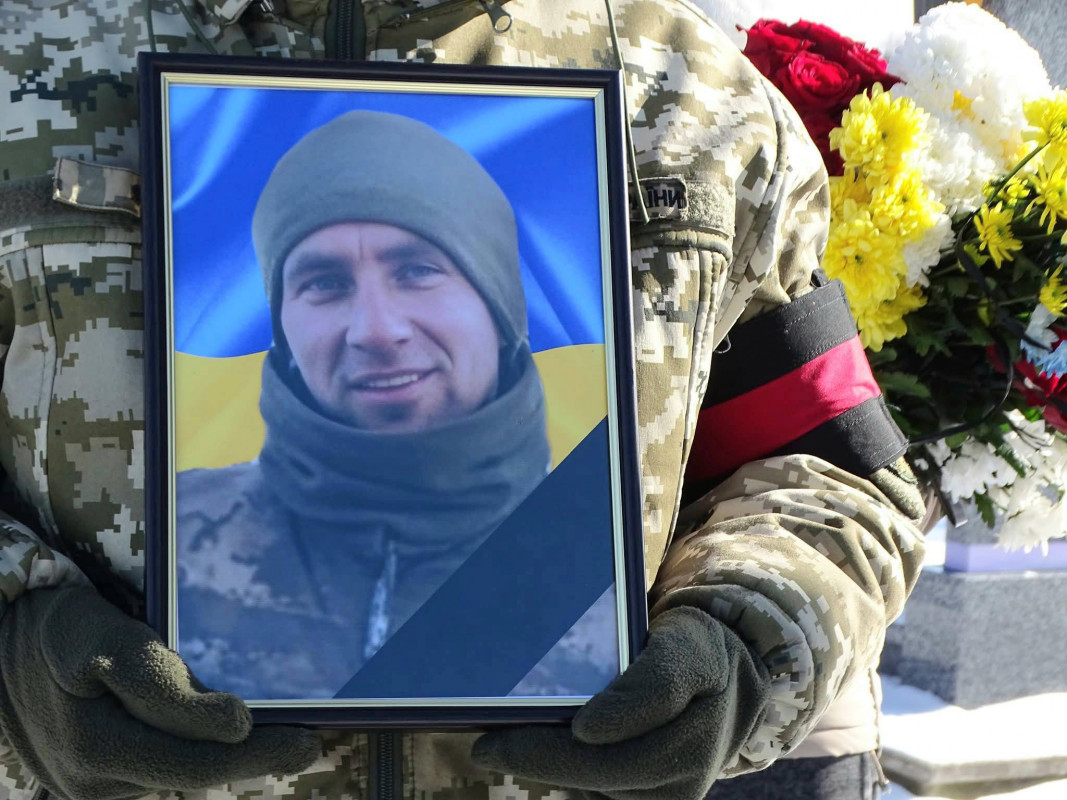 Понад рік родина жила між надією і болем: на Волині попрощалися з воїном Романом Махнюком