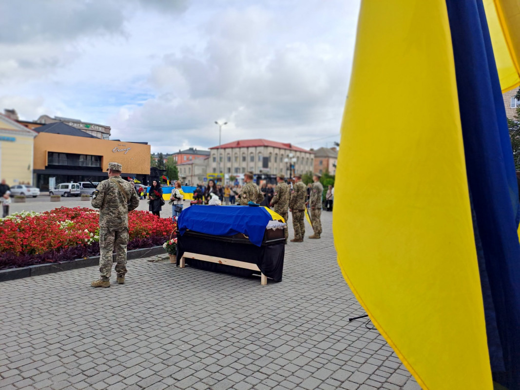 На Волині попрощалися з 33-річним морпіхом Павлом Коломійчуком, який загинув у ДТП