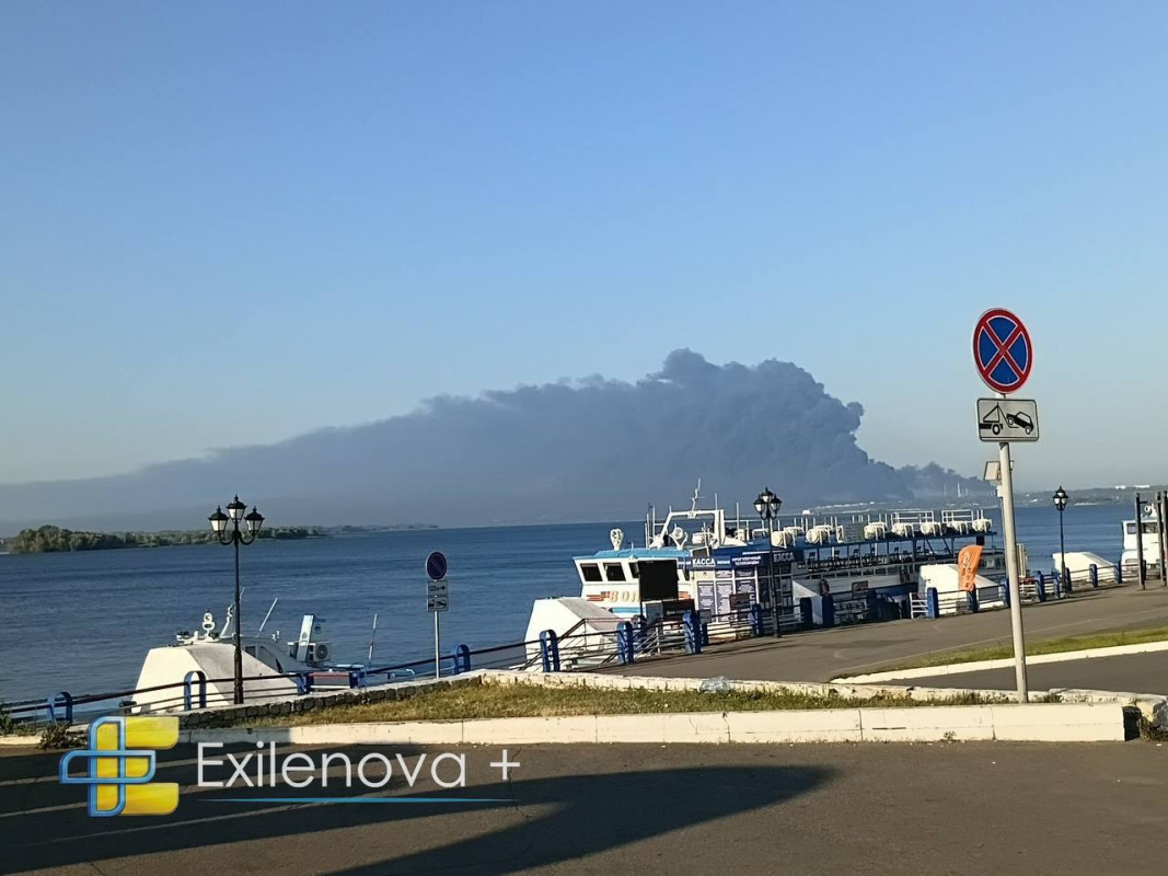 Вибухи на авіабазі «Енгельс-2» і пожежа на НПЗ: дрони атакували стратегічні об'єкти Росії