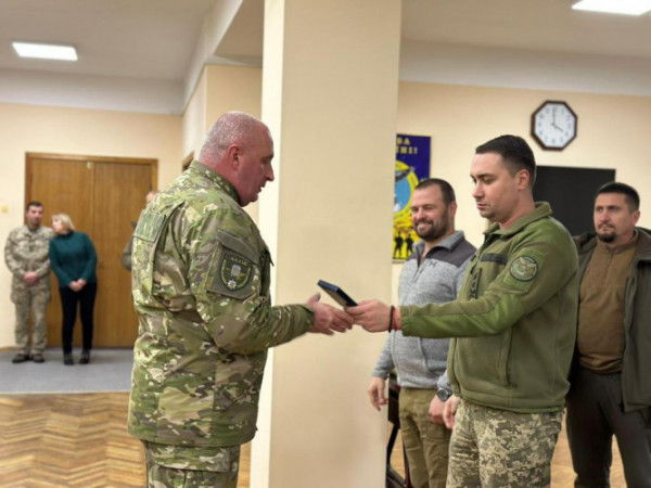 Поліцейські з Волині, які у складі Сил оборони захищають Україну, отримали відзнаки та нагородну зброю