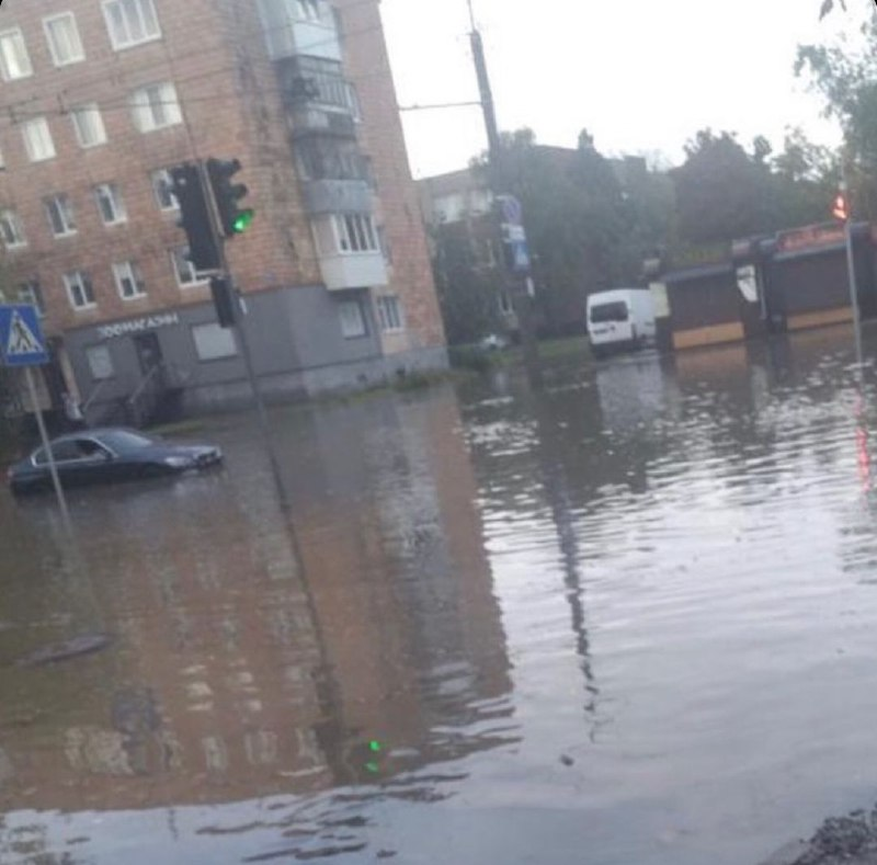 Пересуватись можна лише вплав: у Луцьку затопило дороги