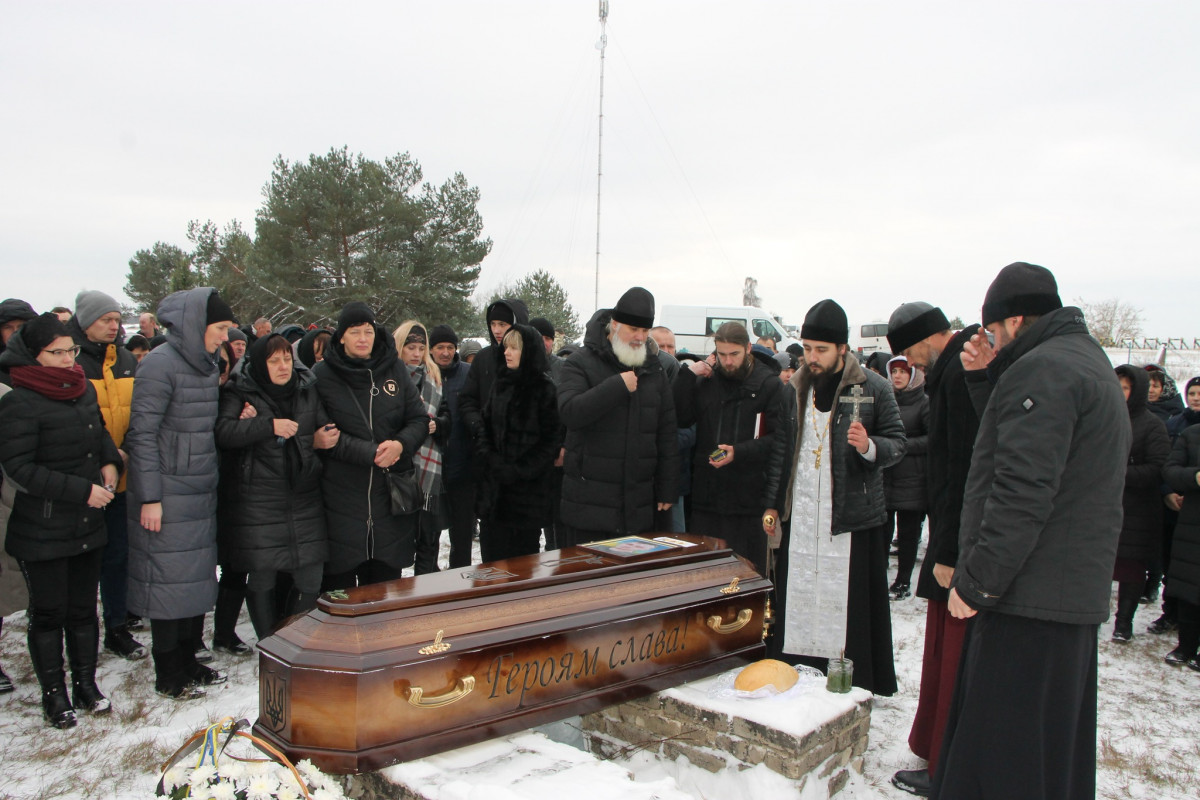 Загинув ще влітку: на Волині все село прийшло на поховання 25-річного Героя Владислава Величка