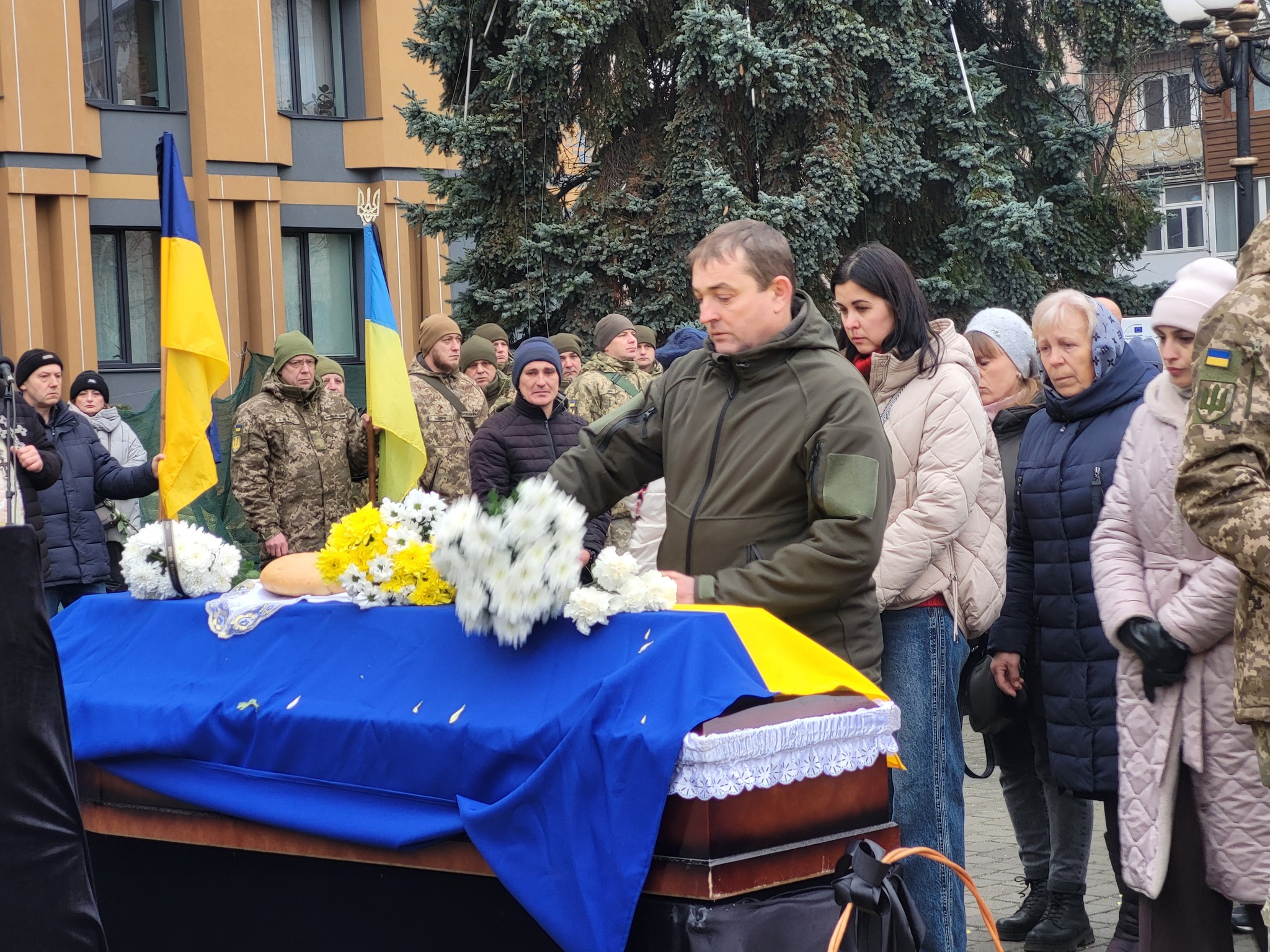 Незадовго до загибелі дізнався, що стане татом третьої доньки: на Волині попрощалися з Героєм Василем Сорокою