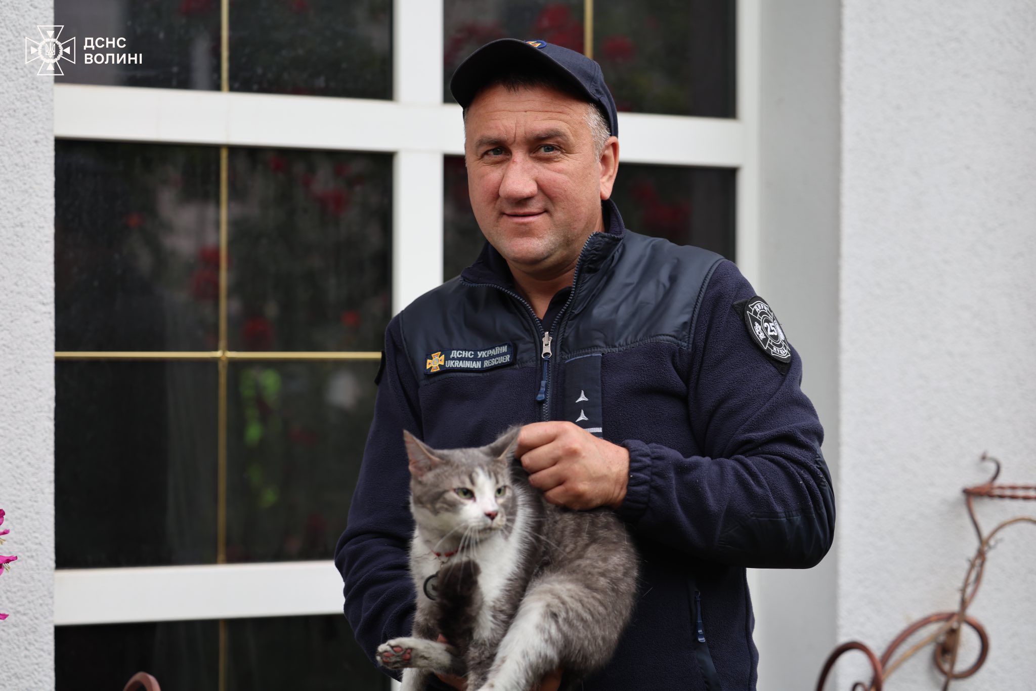 У Луцьку із задимленого будинку рятувальники винесли собаку Ская і кота Любарта