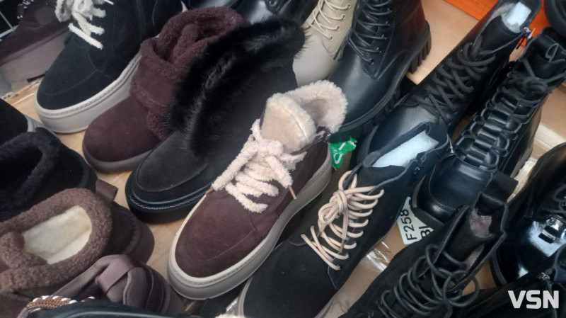 Скільки на ринку у Луцьку коштують зимові куртки та взуття?