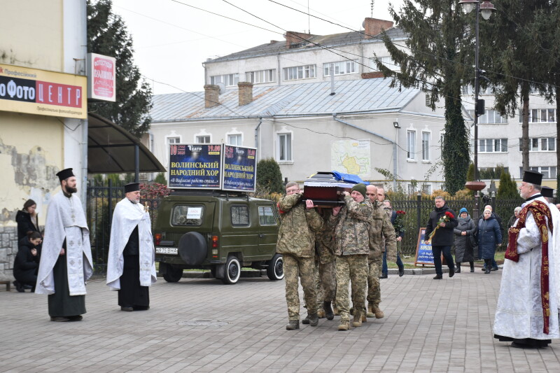 Замість свята - жалоба: у Луцьку попрощалися з Героєм Романом Босюком