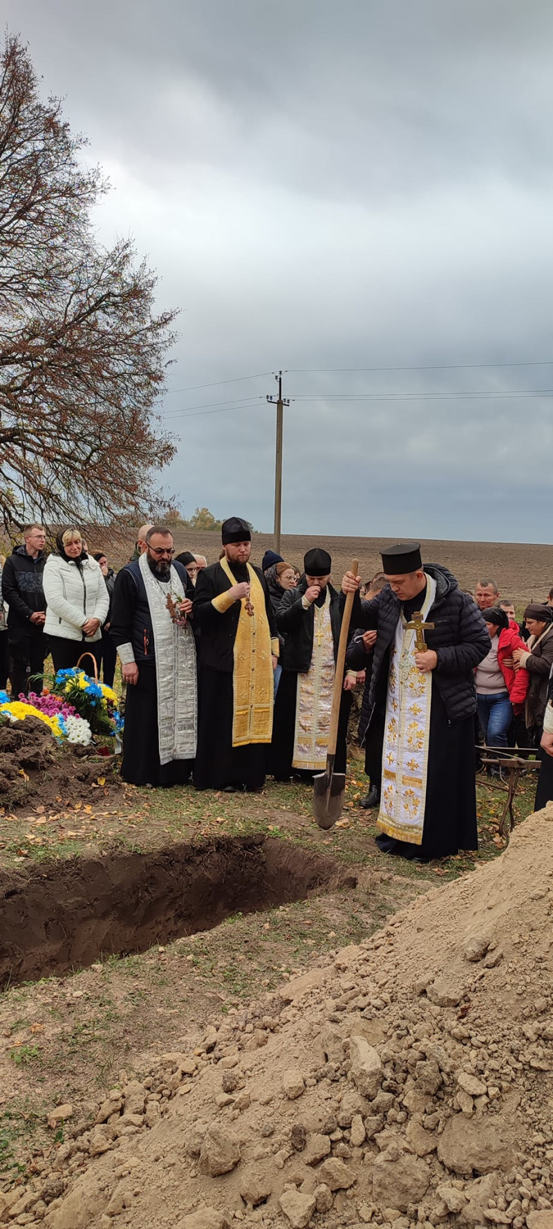 Зійшлося усе село: поховали 29-річного сапера з Луцького району Віталія Костюка. Фото