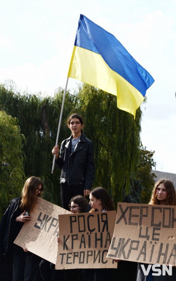«Референдумами Україну не змінити»: лучани вийшли на мирний протест