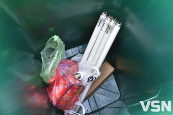 «Одяг, старі телефони та купа пластику»: як у Луцьку вчать сортувати сміття та що з ним роблять