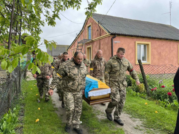 Плакало небо та люди: у Рожищенській громаді провели в останню дорогу загиблого Героя