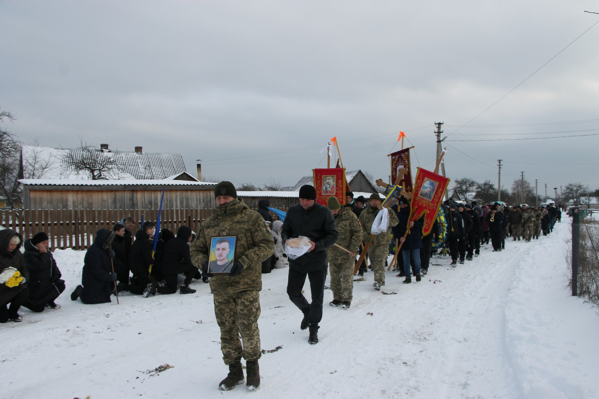 Загинув ще влітку: на Волині все село прийшло на поховання 25-річного Героя Владислава Величка