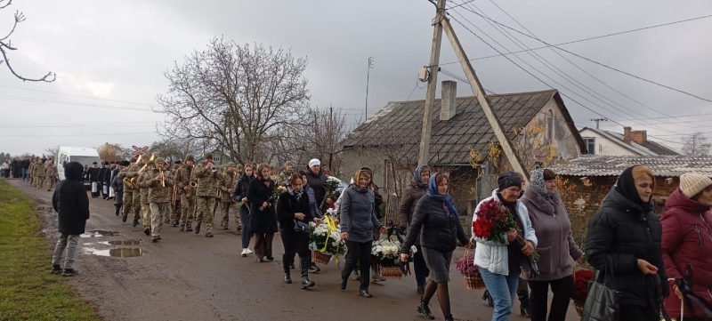 Осиротіли донька і син: в останню дорогу провели 34-річного Героя з Волині Віталія Павловича