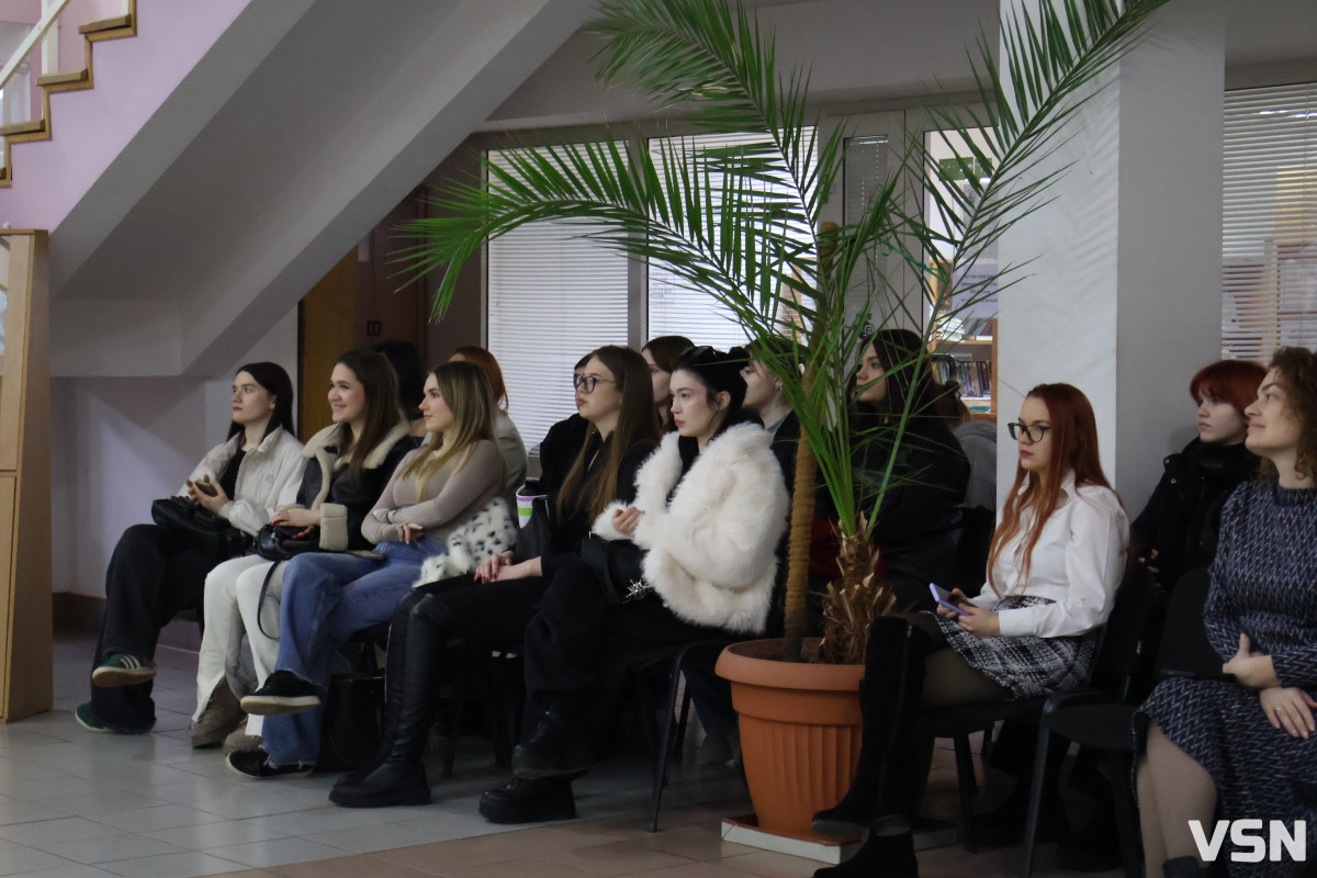 «Намальована надія»: ветеранка війни з Луцька презентувала колекцію суконь