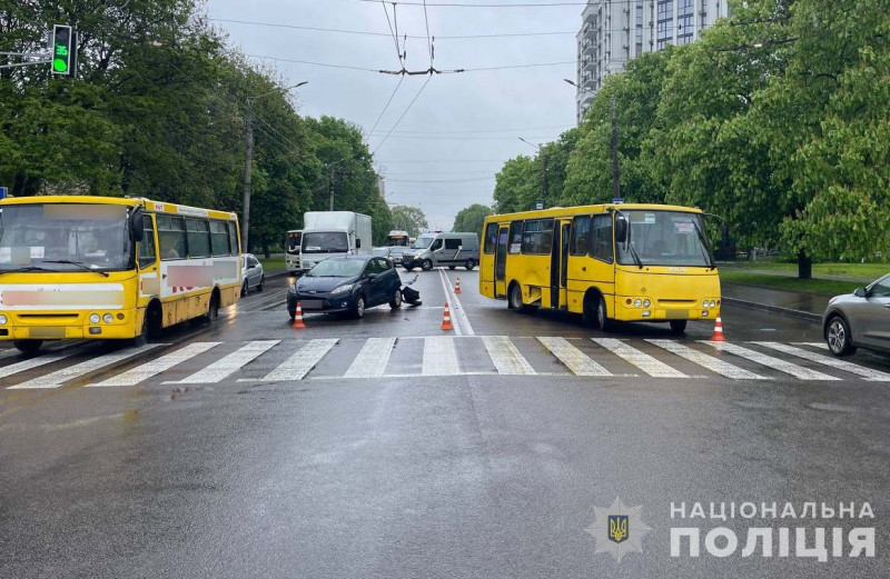 Постраждала 47-річна пасажирка: у Луцьку зіткнулися маршрутка та легковик