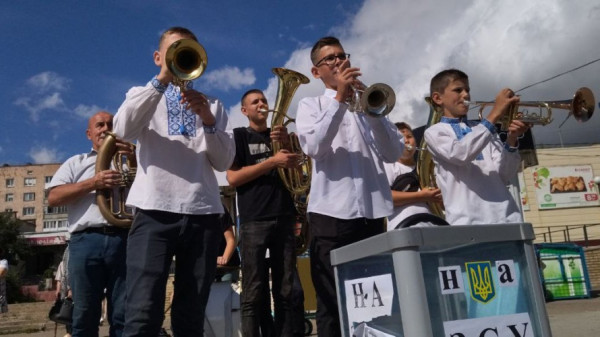На Волині викладачі та учні музичної школи зібрали 70 тисяч гривень для ЗСУ