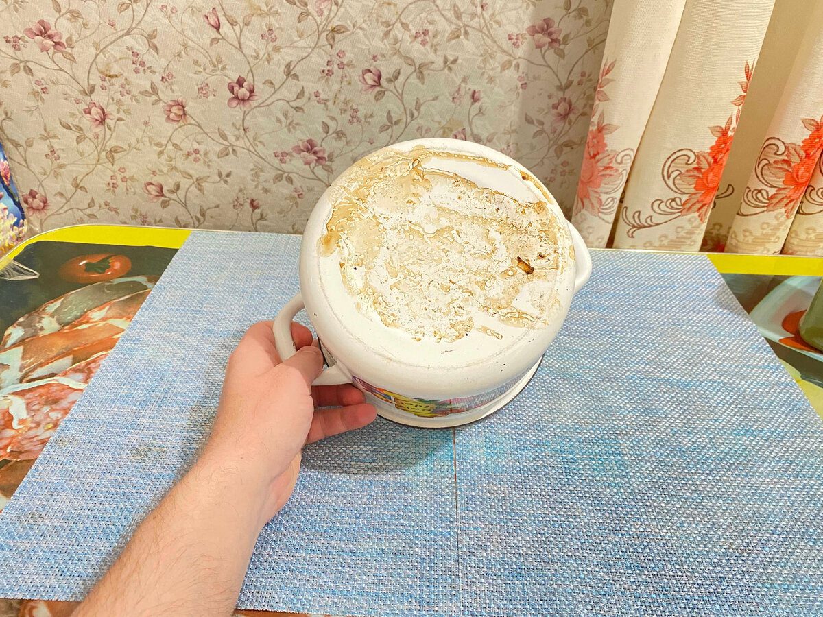 Заблищить, як нова усього за 10 хв: як очистити пригорілий шар від їжі на каструлі