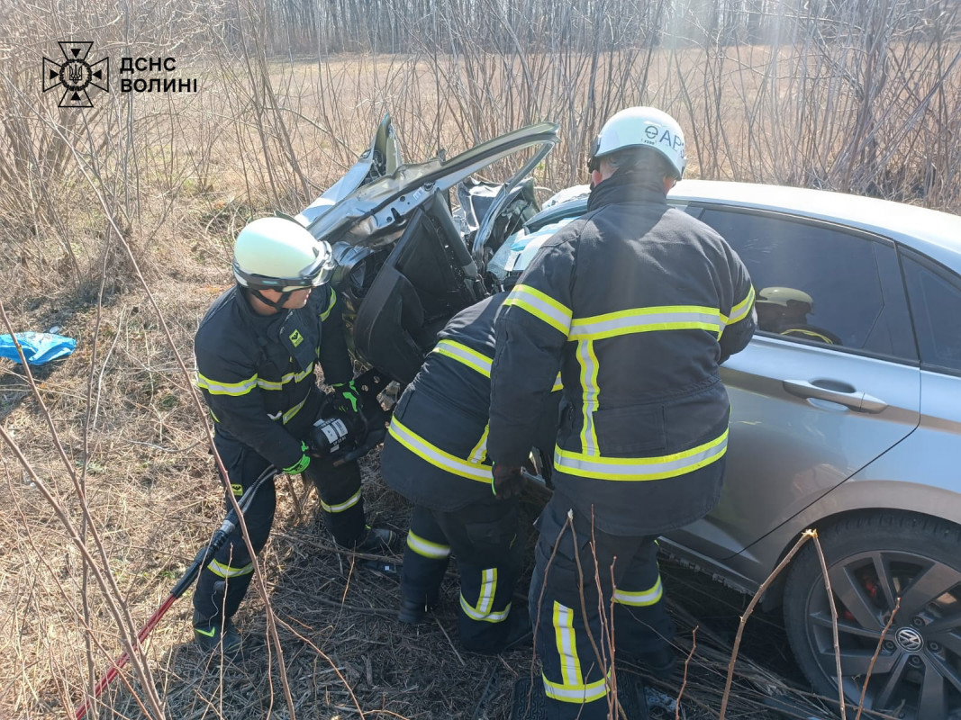 Водія деблокували з понівеченого авто: деталі жахливої автотрощі у Луцькому районі