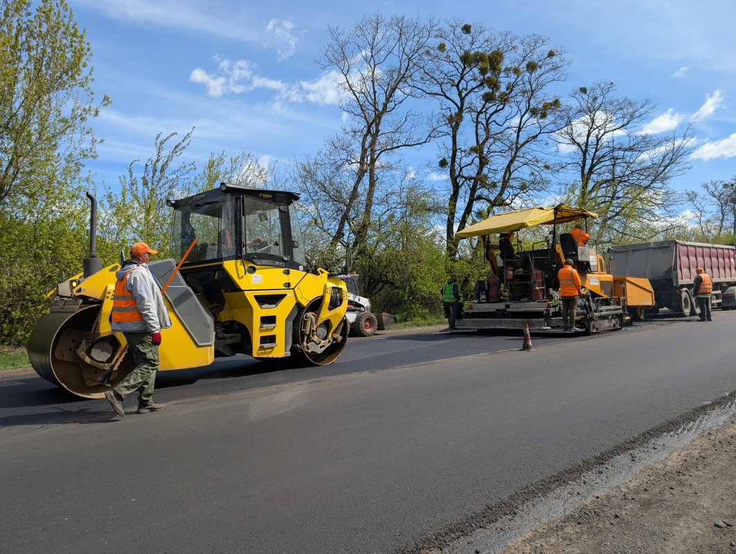 На Волині ремонтують дороги: де водіям варто очікувати затори через роботи