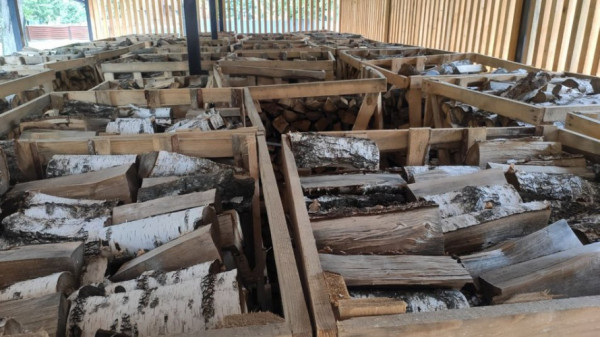 У громаді на Волині всі школи та дитсадки опалюватимуть дровами і торфобрикетом