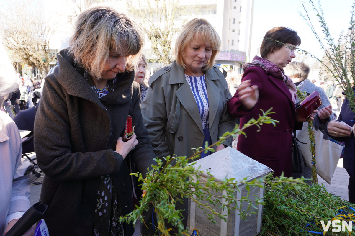 Сотні вірян прийшли освячувати вербу у головний собор Луцька. Фоторепортаж