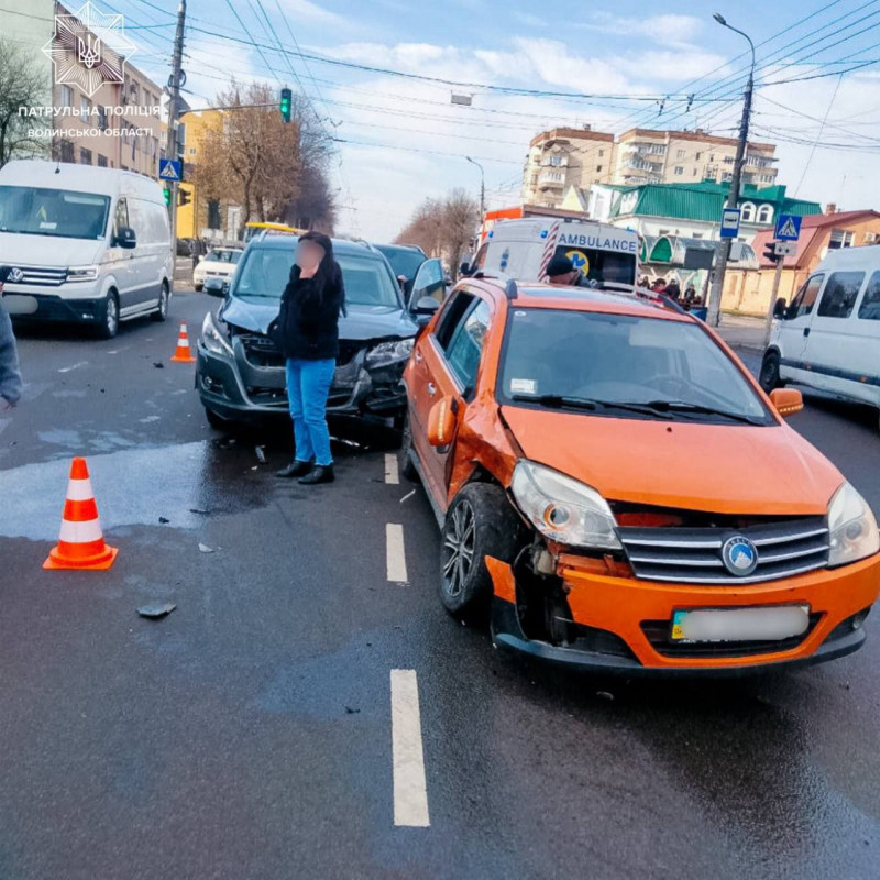 Водійка проїхала на червоне: у Луцьку сталася аварія за участі трьох машин. Фото